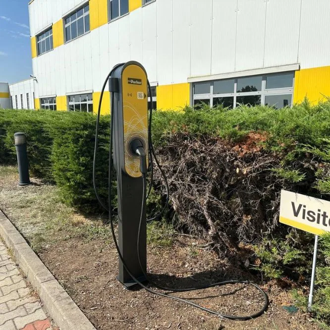 Firemní nabíjecí stanice e:car COLUMN u výrobního areálu