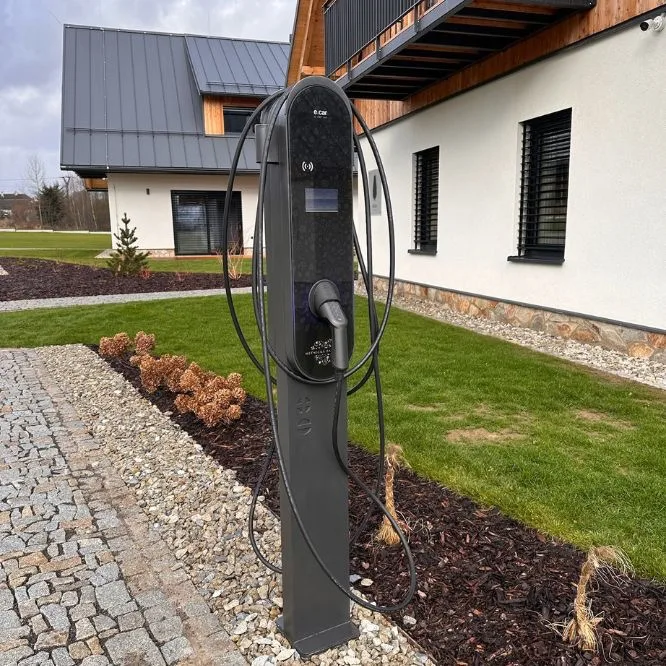 Nabíjecí stanice e:car COLUMN u resortu Mlýnická Zahrada